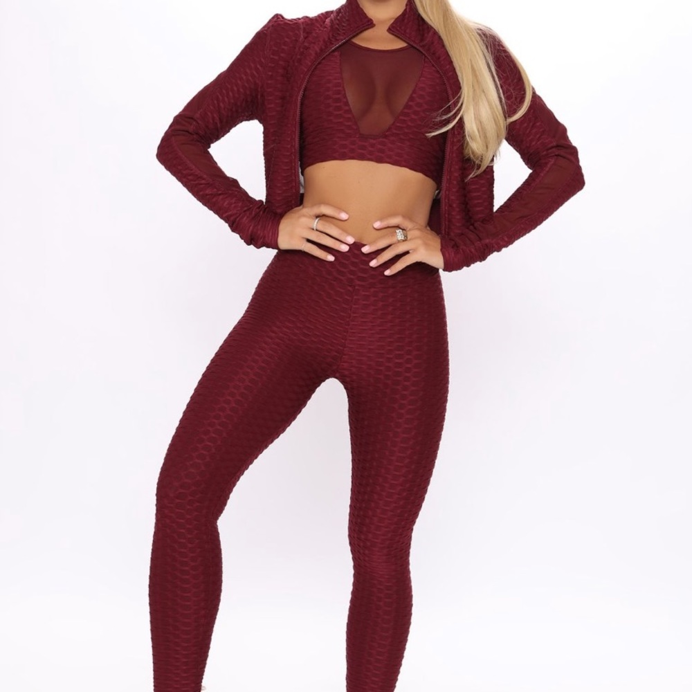 Incredible textured athletic set! Rich color!